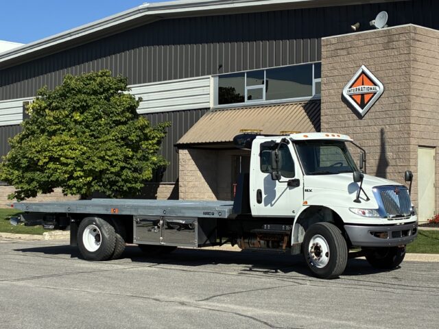 2020 International MV607 23′ Flatbed - main photo